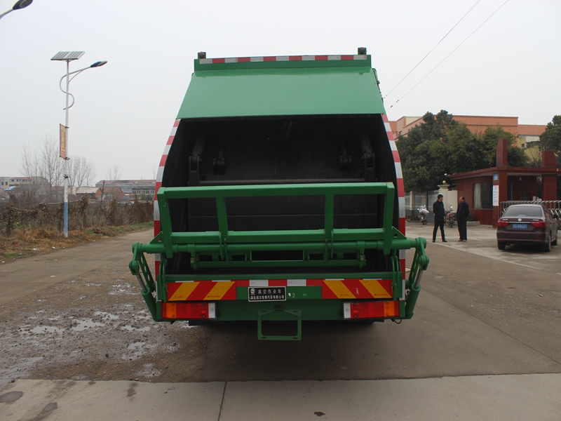 東風(fēng)天錦DFV天然氣底盤壓縮式垃圾車
