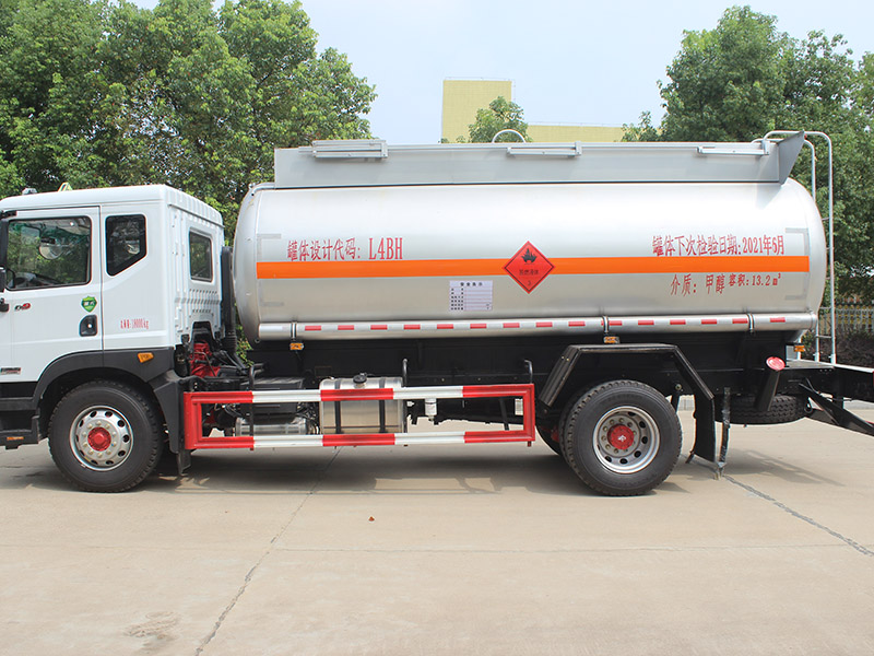 東風(fēng)D9多利卡13.2立方SCS5180GRYEQ6易燃液體罐式運(yùn)輸車
