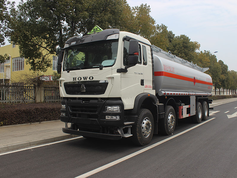 重汽豪沃23立方SCS5322GRYZZ6易燃液體罐式運(yùn)輸車(chē)