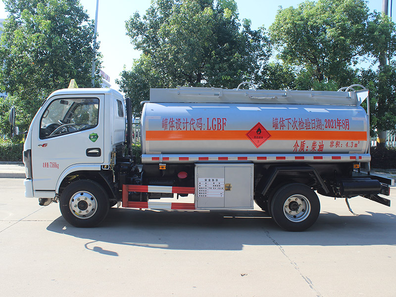 東風多利卡4.3立方SCS5070GYYEQ6運油車