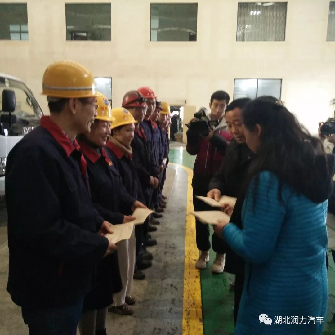 曾都區(qū)總工會(huì)送溫暖，一片真情暖人心